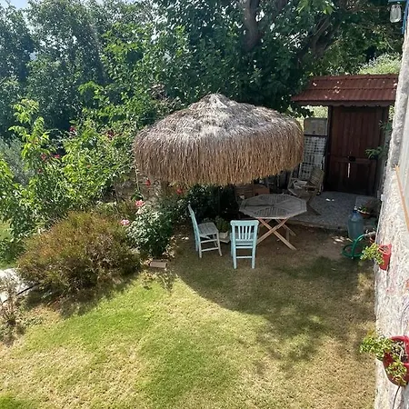 Stonehouse With Sea View And Garden In 度假居
