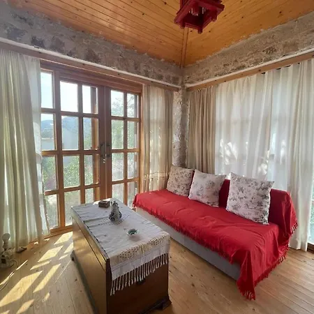 Dom wakacyjny Stonehouse With Sea View And Garden In