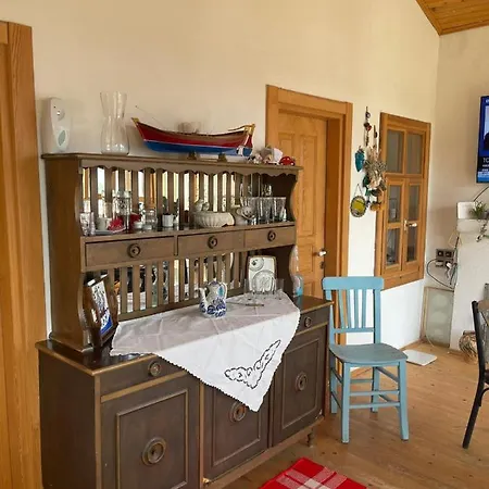 Dom wakacyjny Stonehouse With Sea View And Garden In *